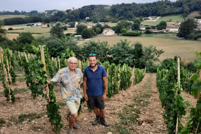 jean-vignat-proprietaire-de-la-parcelle-au-hameau-de-comberousse-rue-sur-les-vignes-a-diemoz-a-offert-a-steve-chapelin-vigneron-l-opportunite-d-exercer-son-metier-et-d-affiner-son-savoir-faire-jean-vignat-proprietaire-de-la-parcelle-au-hameau-de-comberousse