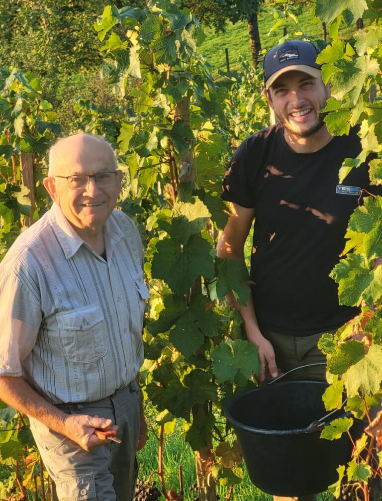 steve-chapelin-vigneron-et-jean-vignat-proprietaire-de-la-parcelle-au-hameau-de-comberousse-rue-sur-les-vignes-le-dauphine-liberer